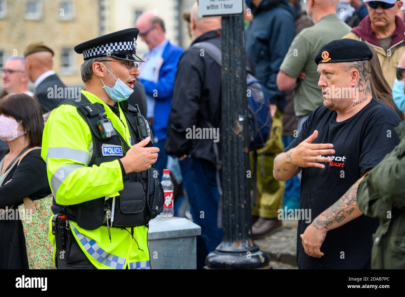 Richmond, North Yorkshire, Großbritannien - 14. Juni 2020: Polizist mit Gesichtsmaske konfrontiert britische Anti-BLM-Gegendemonstler gegen eine Black Lives Angelegenheit Stockfoto