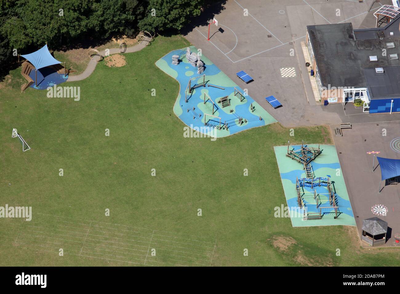 Luftaufnahme des blauen Spielplatzes & Ausrüstung in Woodstock C der E Primary School, Oxfordshire, Großbritannien Stockfoto