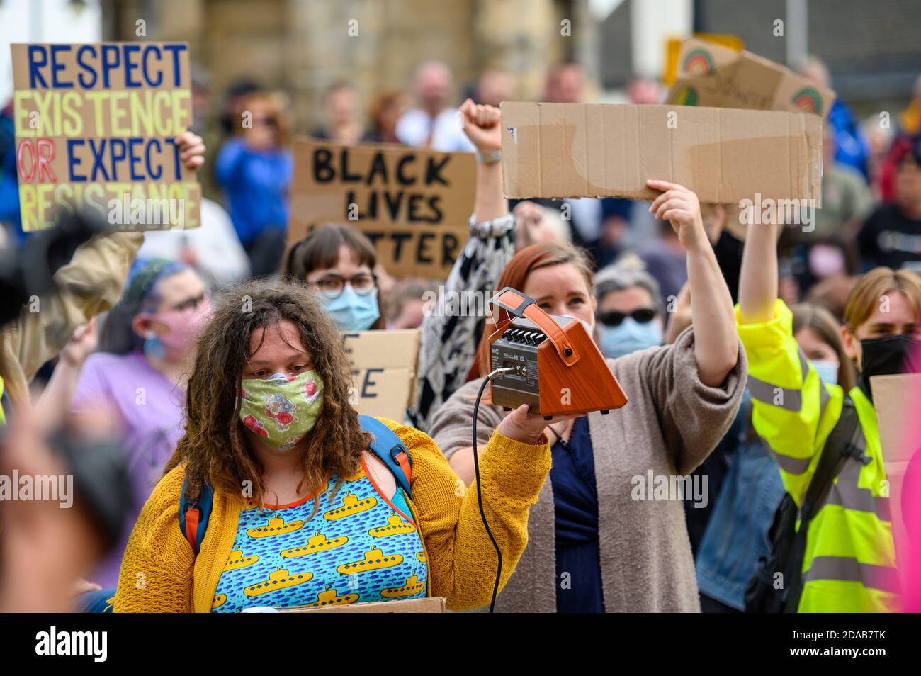 Richmond, North Yorkshire, Großbritannien - 14. Juni 2020: Britische BLM-Demonstranten tragen PPE-Gesichtsmasken und halten selbstgemachte Schilder auf Black Lives Matter Protest in Ric Stockfoto