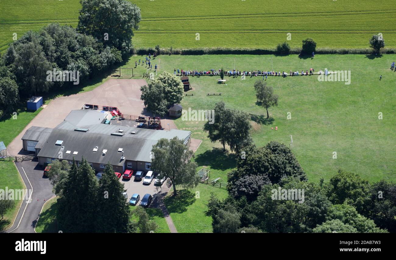 Luftaufnahme der Wroxton Primary School auf einem schönen sonnigen Sporttag Stockfoto