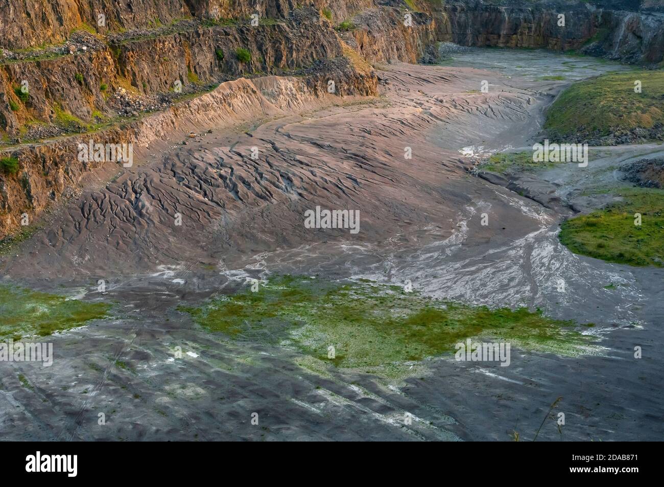 Steile Bänke aus ausgegrabenem Kalkstein im verlassenen Eldon Hill Quarry, zwischen Castleton und Peak Forest, bei Abendsonne, südwestlich blickend. Stockfoto