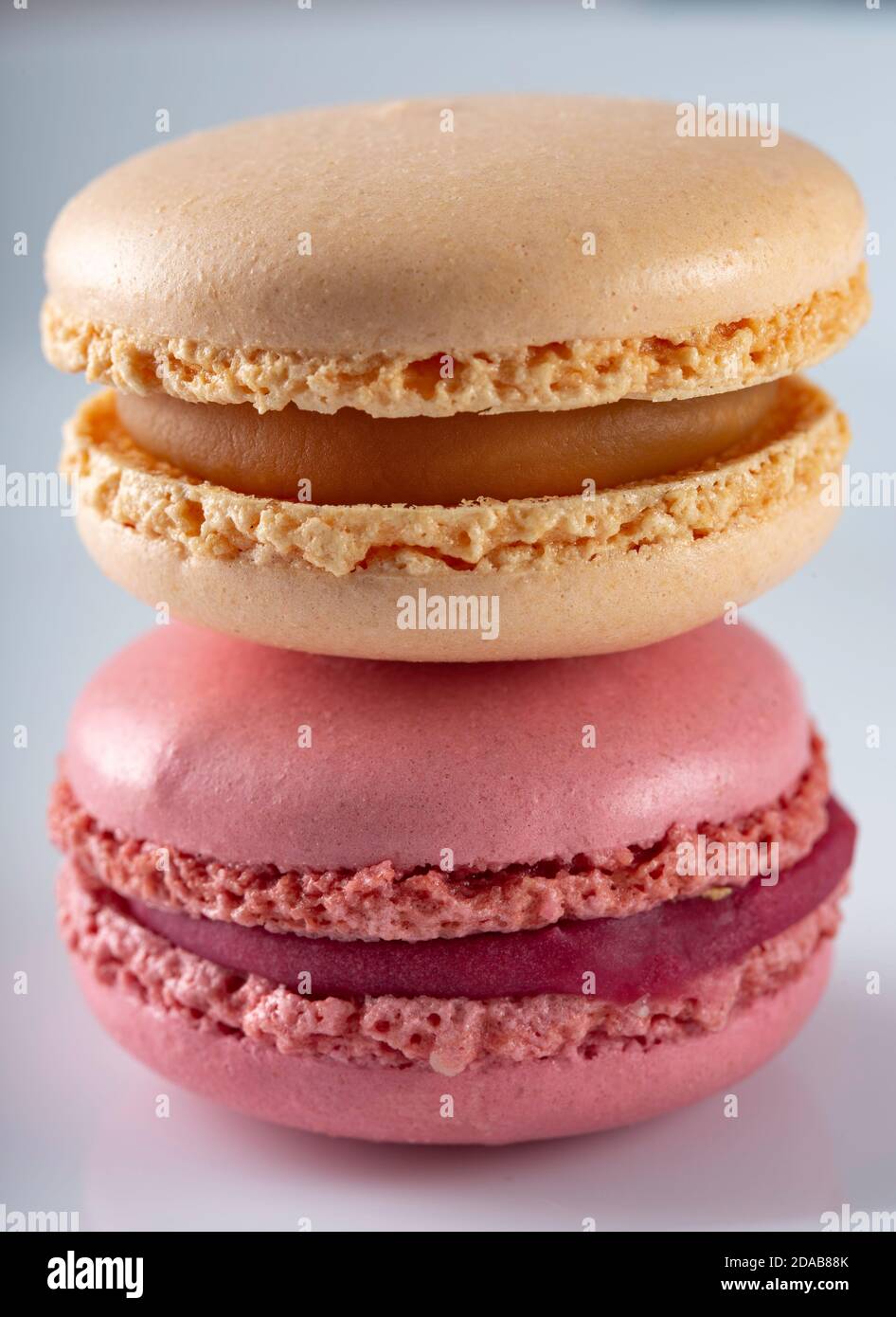 Zwei Makronen mit Sahne - Nahaufnahme Stockfoto
