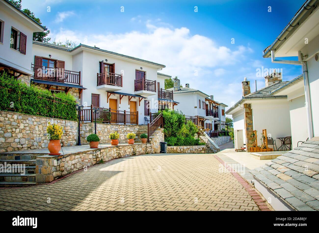 Traditionelle Architektur und Straße in Pelion Berg. Magnisia, Griechenland Stockfoto