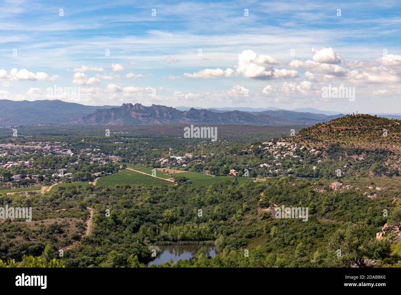 Blick von Var Sicht auf Roquebrune-sur-Argens, Var, Frankreich Stockfoto