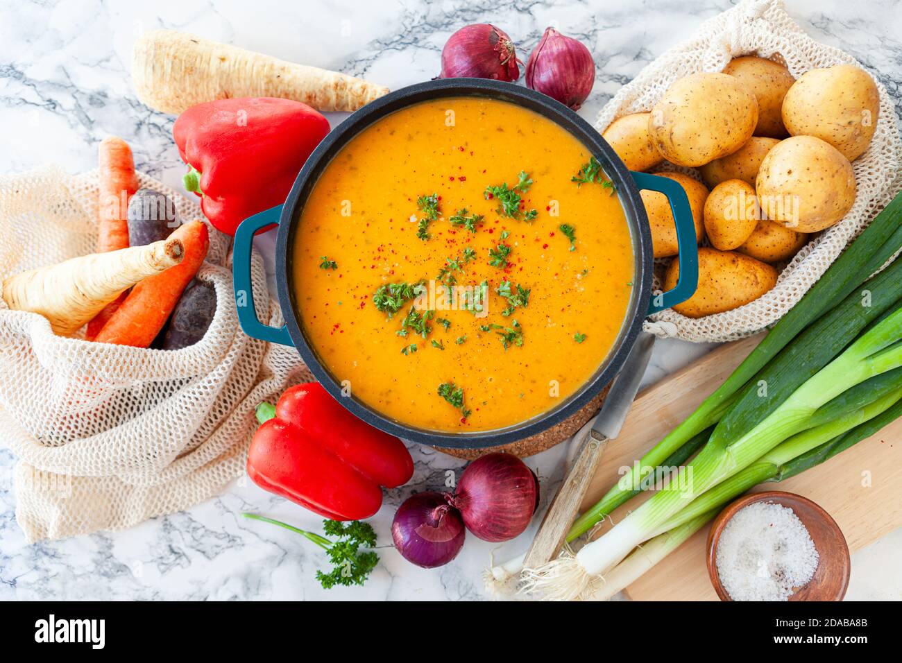 Topf mit herzhafter Kartoffelsuppe mit frischem Gemüse Stockfoto