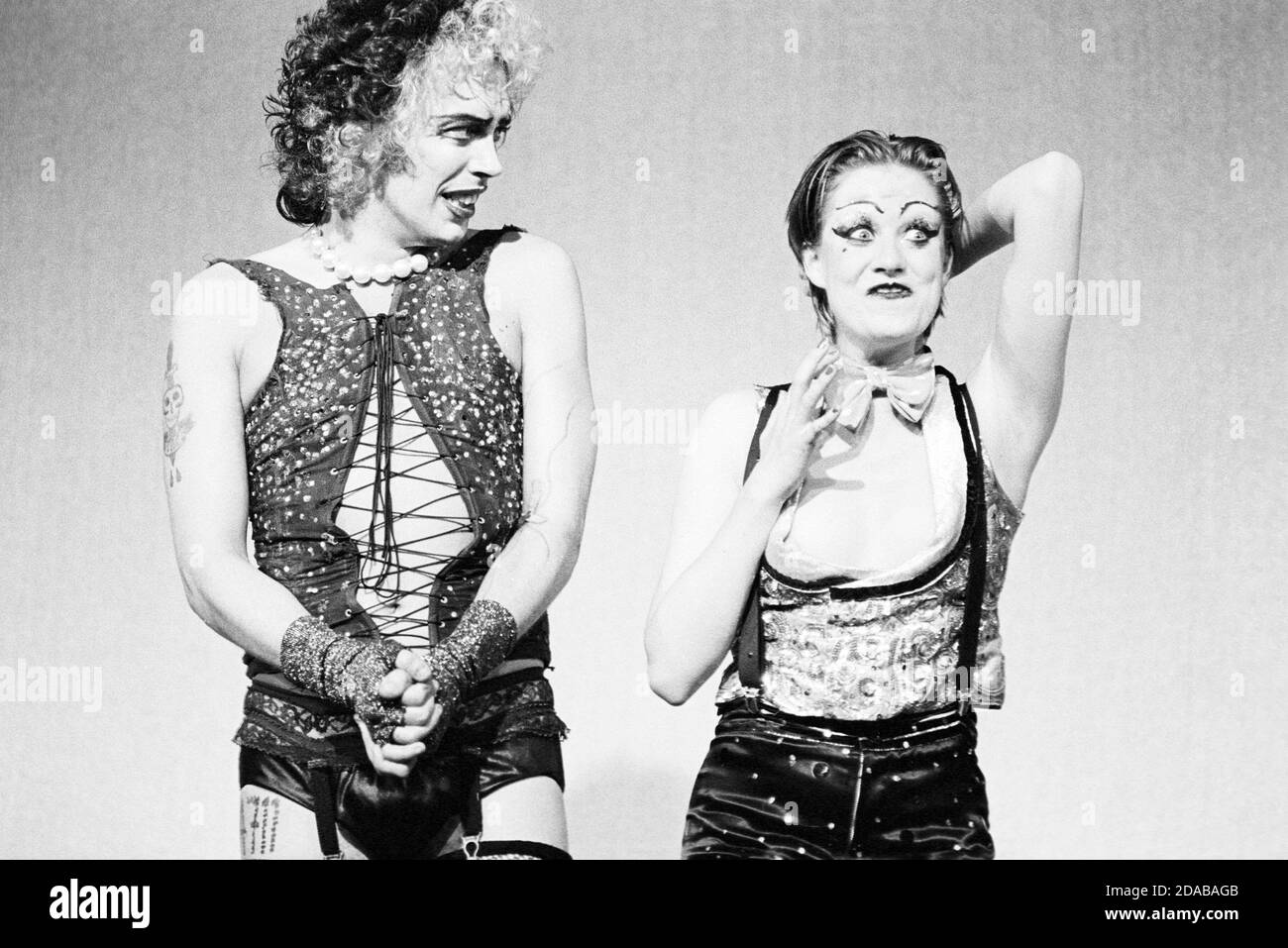 Tim Curry (Frank-n-furter), Little Nell (Columbia) in DER ROCKY HORROR SHOW im Chelsea Classic Cinema, London SW3 14/08/1973 Transfer vom The Theatre Upstairs, Royal Court Theatre Buch, Musik & Texte von Richard O'Brien Bühnenbild: Brian Thomson Kostüme: Sue Blane Beleuchtung: Gerry Jenkinson Regie: Jim Sharman Stockfoto