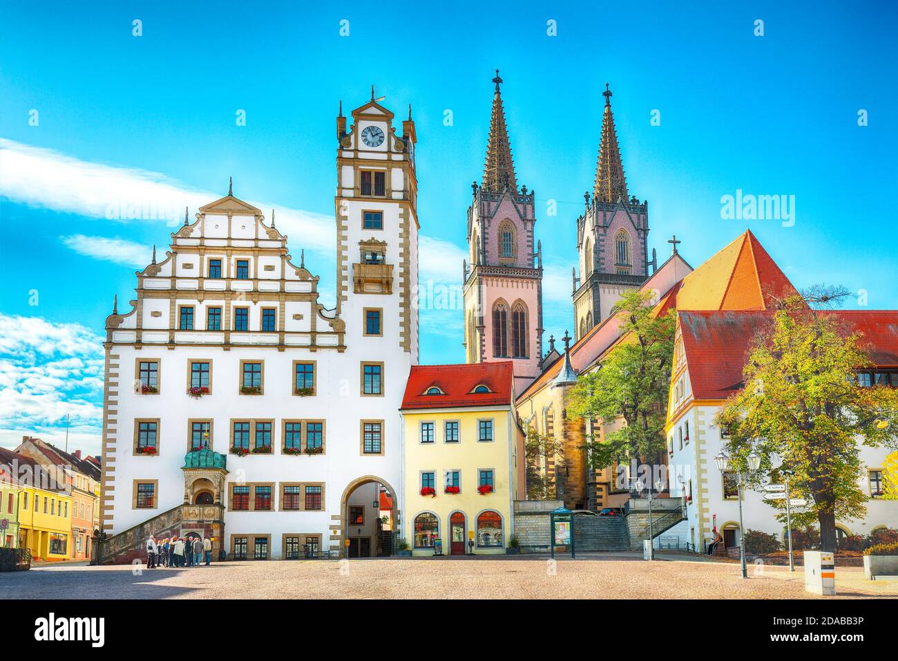 Prachtvolles herbstliches Stadtbild des Oschatz Hauptplatzes mit Stadtverwaltung und St. Aegidien Kirche. Ort: Oschatz, Sachsen, Deutschland, Europa. Stockfoto