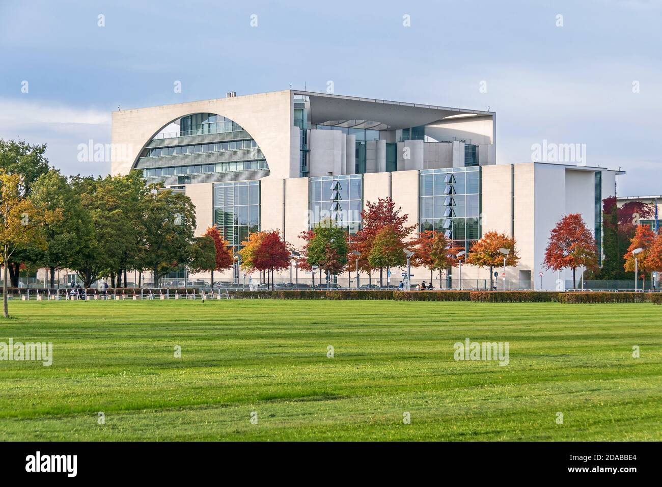 Berlin, Deutschland - 20. Oktober 2020: Grüner Rasen auf dem Platz der Republik, gesäumt von herbstbunten Bäumen und dem Gebäude der G Stockfoto