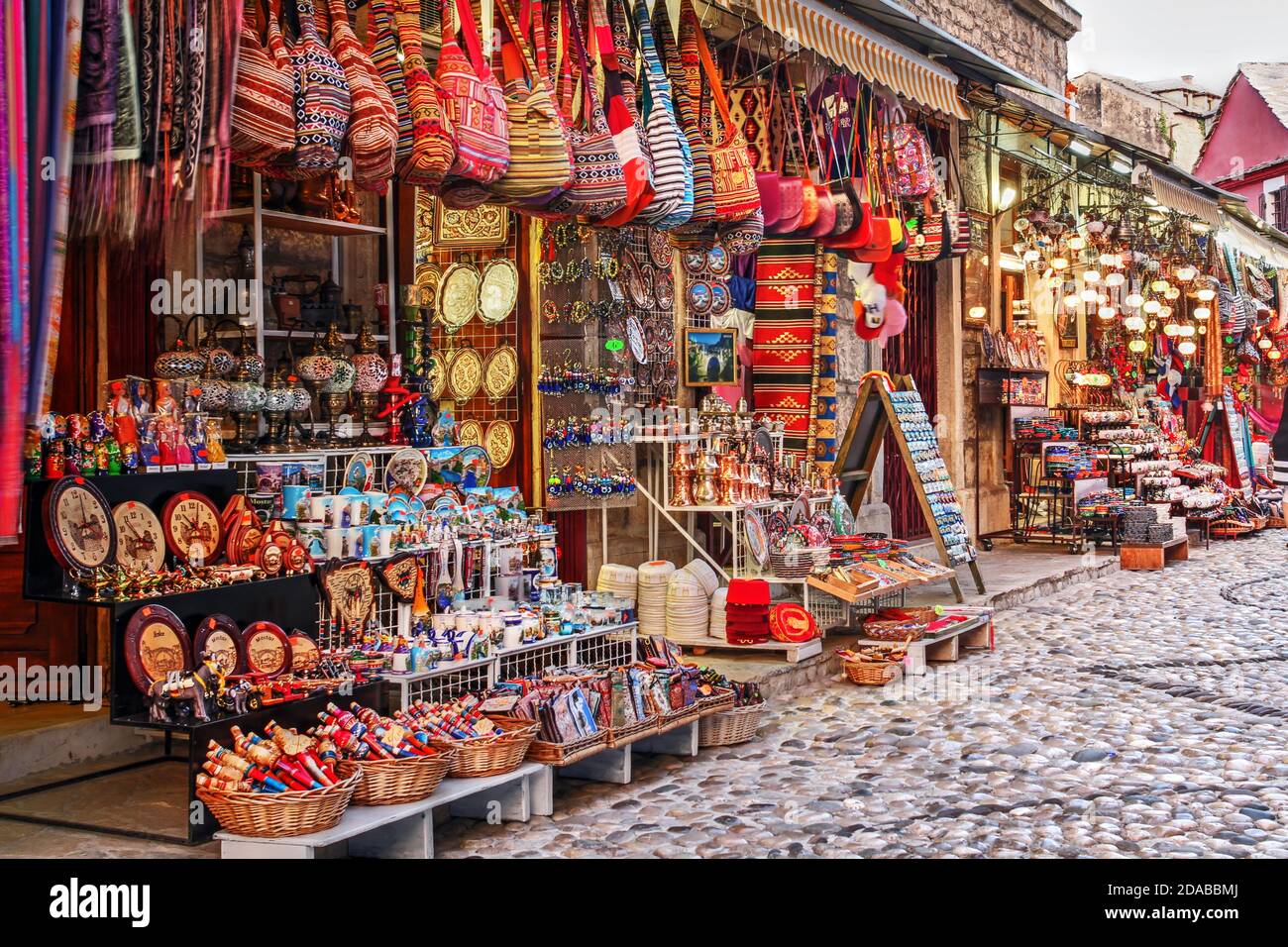 Reiche Auswahl an traditionellen Handwerken und Souvenirs entlang der gepflasterten Straßen von Mostar, Bosnien-Herzegowina Stockfoto