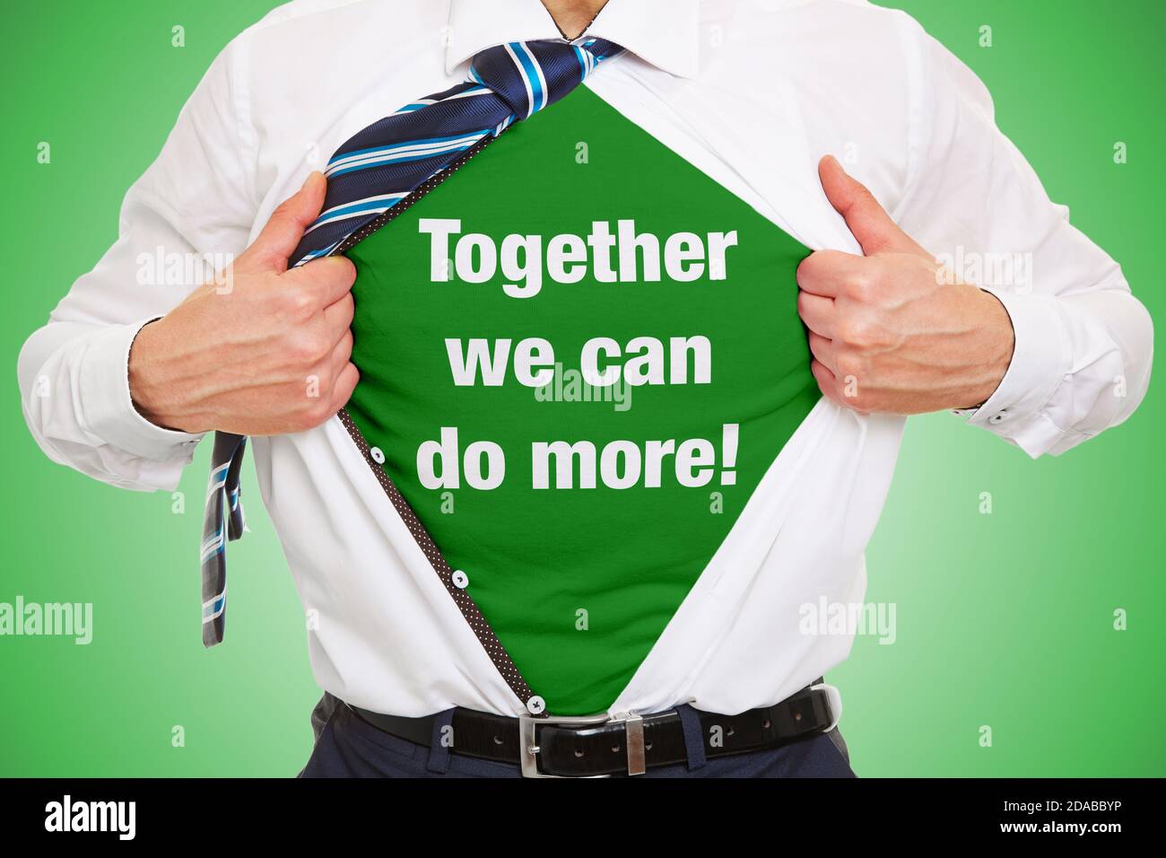 Business man öffnet Hemd und trägt Slogan zusammen wir können mehr tun! Auch als Teamwork-Konzept Stockfoto