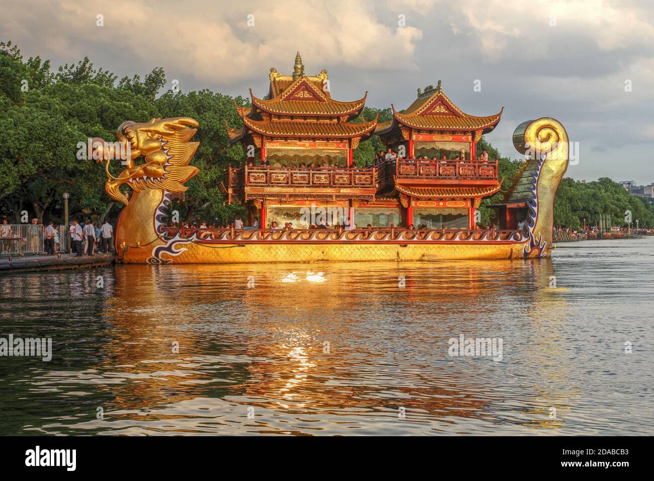 Aufwendige touristische Drachenboot auf West Lake, Hangzhou, China in Golden Hour. Stockfoto