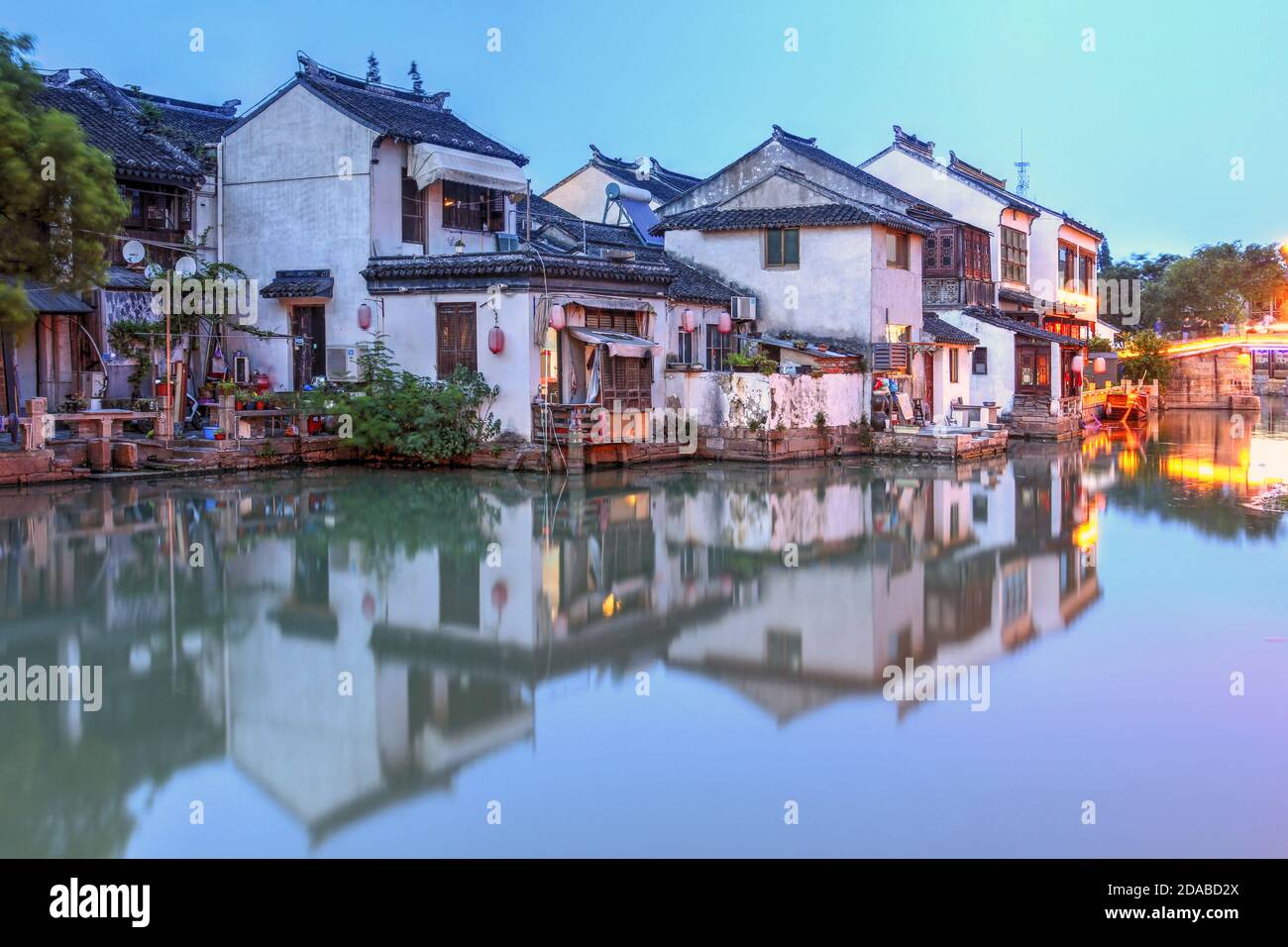 Abendszene mit traditionellen chinesischen Häusern entlang eines Kanals in Tongli, einer schönen Wasserstadt in der Nähe von Suzhou, Provinz Jiangsu, China. Stockfoto