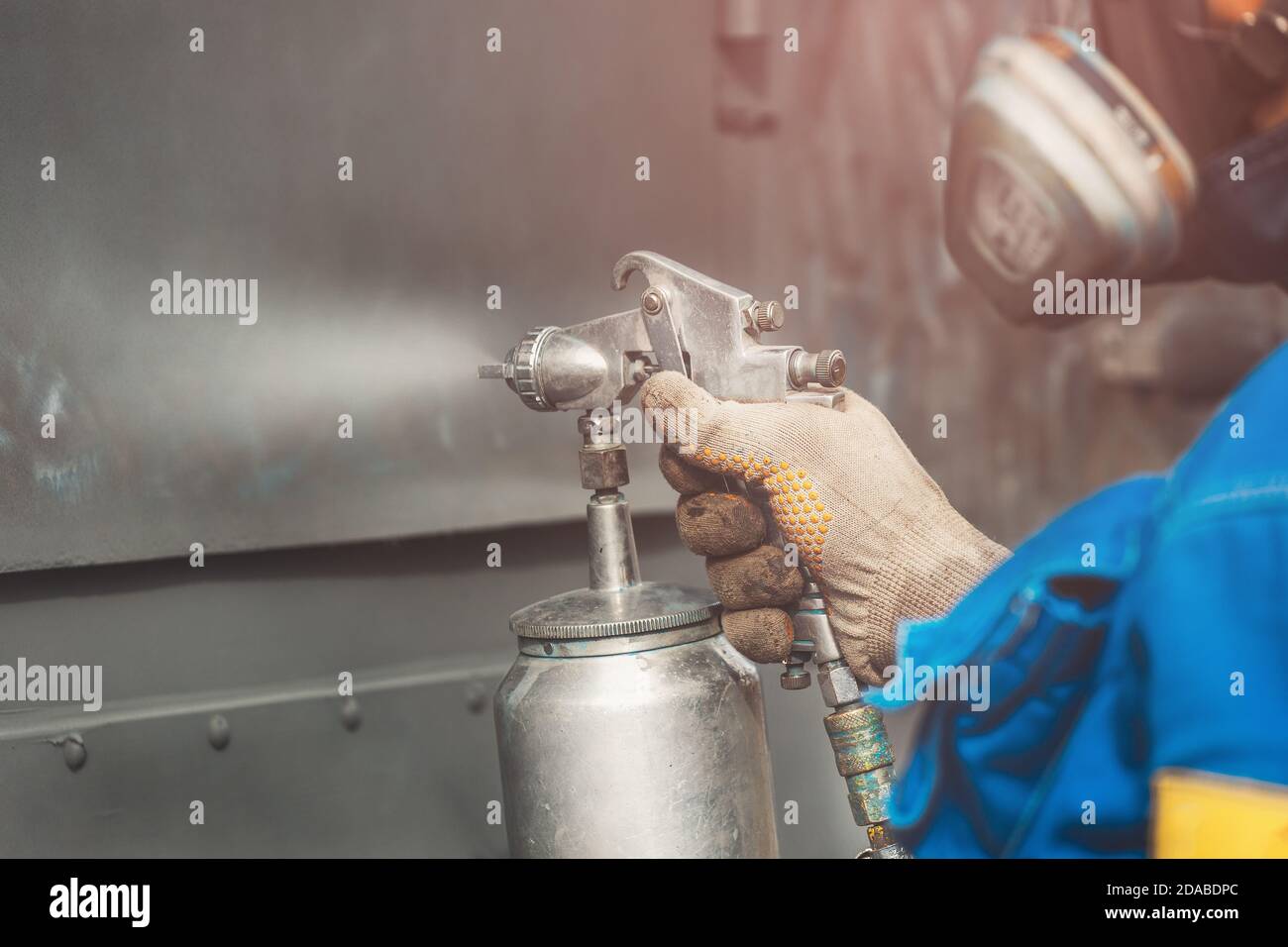 Industriearbeit. Ansaugen von Metallprodukten aus der Kompressorpistole Stockfoto