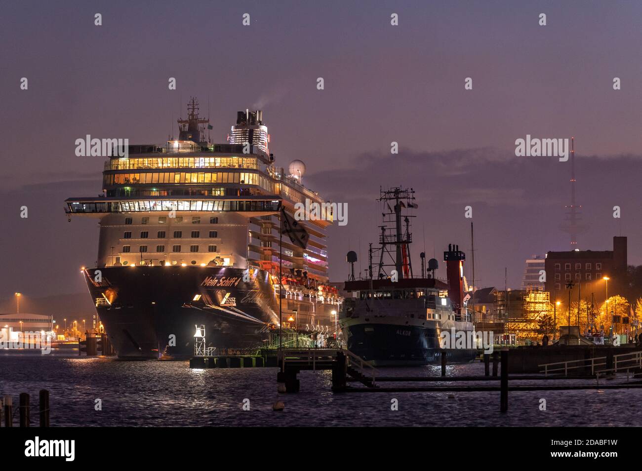 Das Kreuzfahrtschiff Mein Schiff 4 ist am Kreuzfahrtterminal 'Ostseekai' in Kiel festgemacht Nachts Stockfoto