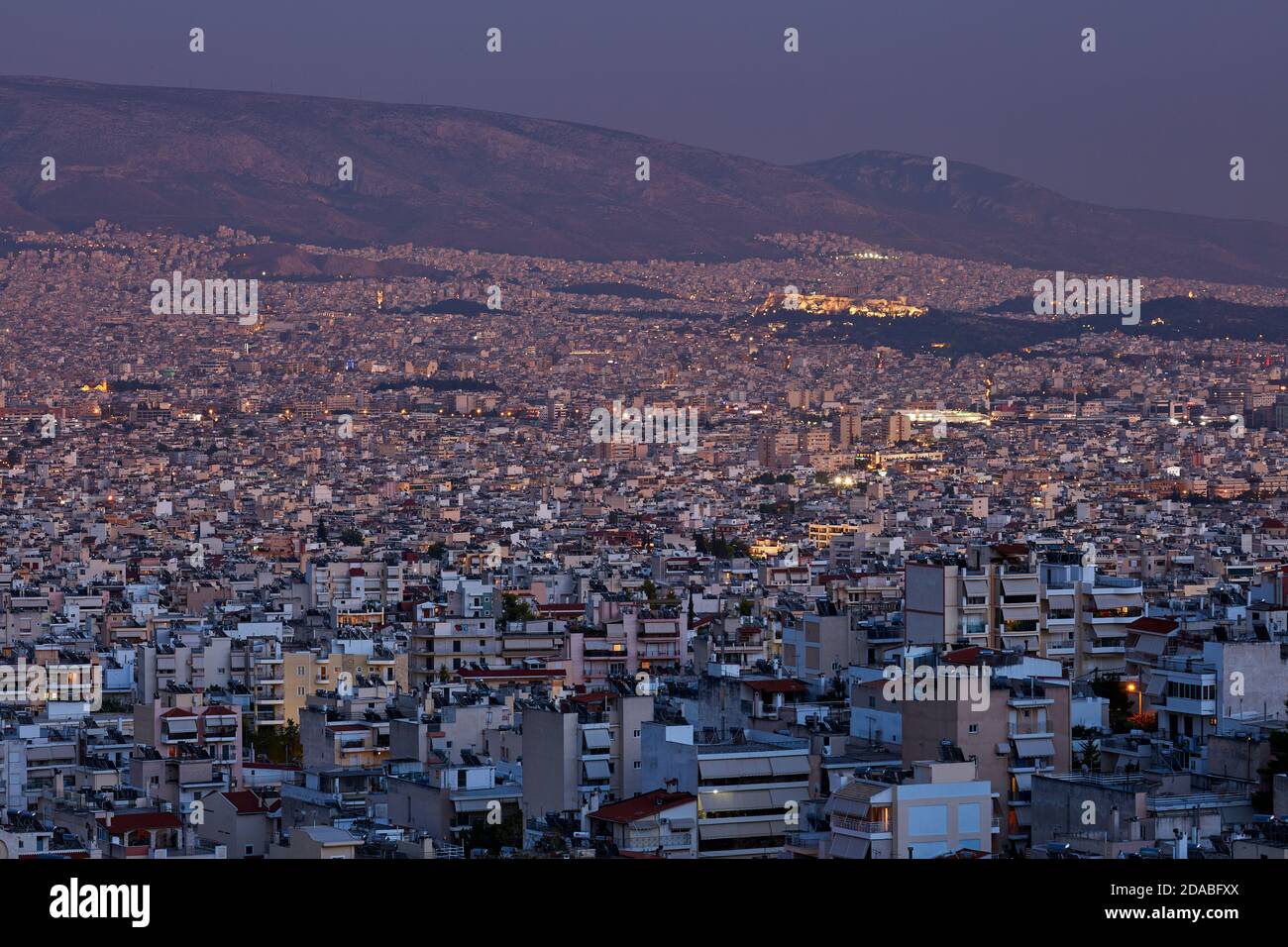 Städtische Dichte Athen bei Nacht gesehen Stockfoto