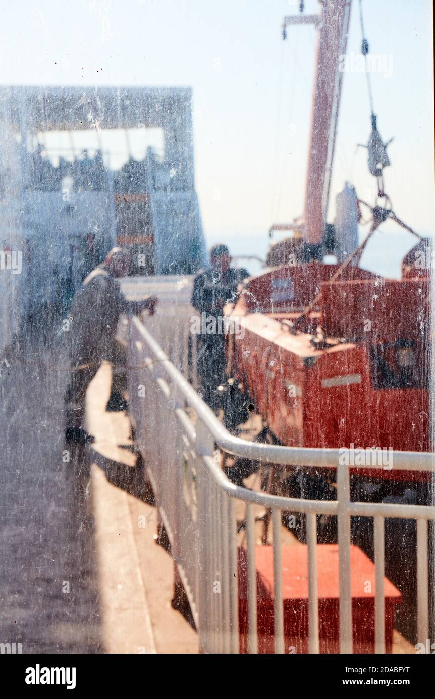 Fährarbeiter auf der Fähre mit lebendem Boot Stockfoto