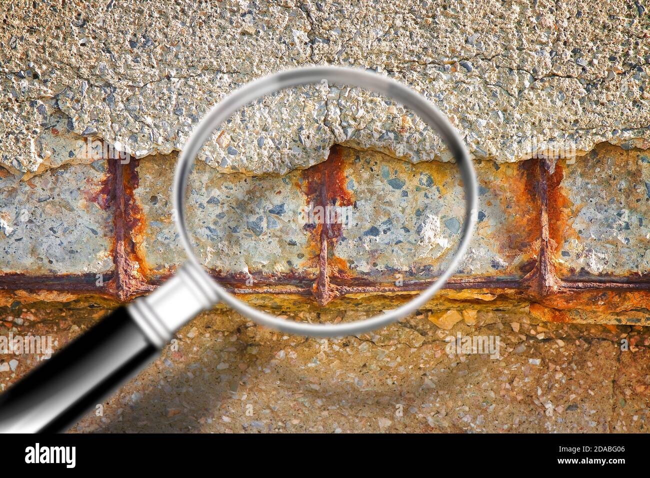 Alte Stahlbetonkonstruktion mit beschädigt und rostiges Metall Verstärkung, muss abgerissen - Konzept Bild durch ein Vergrößerungsglas Glas gesehen werden. Stockfoto