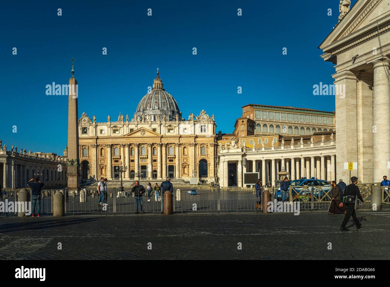Die Basilika San Pietro und die Piazza San Pietro mit ihrer Kolonnade. Vatikanstadt, Rom, Italien, Europa Stockfoto