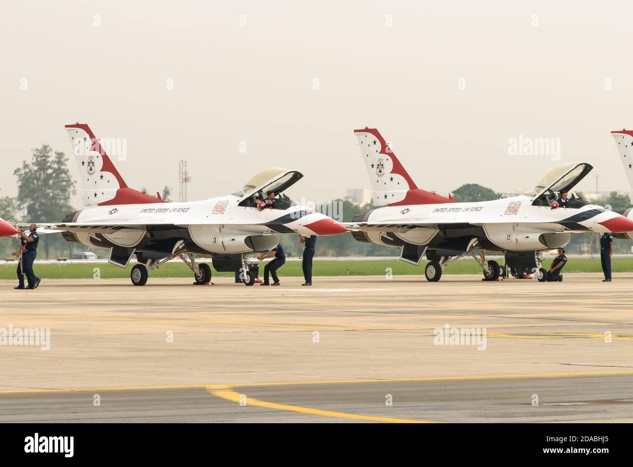 Bangkok, Thailand - 9. Oktober 2009: United States Air Force Thunderbirds offizielles militärisches Kunstflugteam während einer Ausstellung. Stockfoto