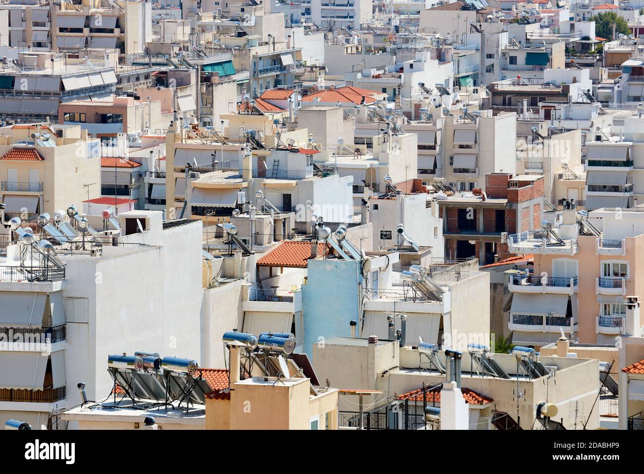 Solarstrom-Warmwasserbereiter auf Dächern in Athen Stockfoto