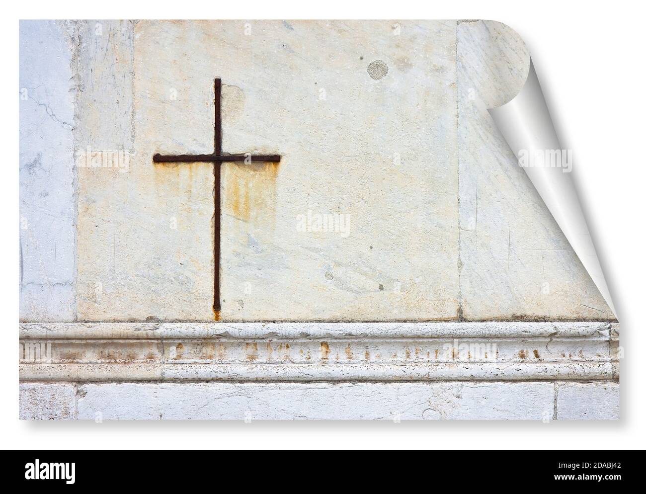 Eisen Christian Kreuz schmiegte sich an einen weißen Stein auf einem italienische Fassade Kirche - Curl und Schatten Design Konzept Bild Mit Kopierbereich Stockfoto