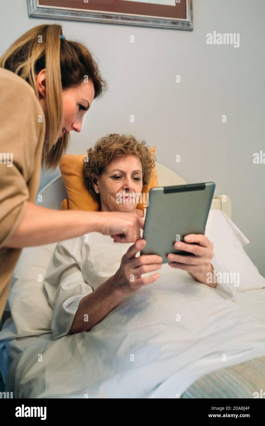 Ärztin zeigt Ergebnisse eines medizinischen Tests auf dem Tablet Stockfoto