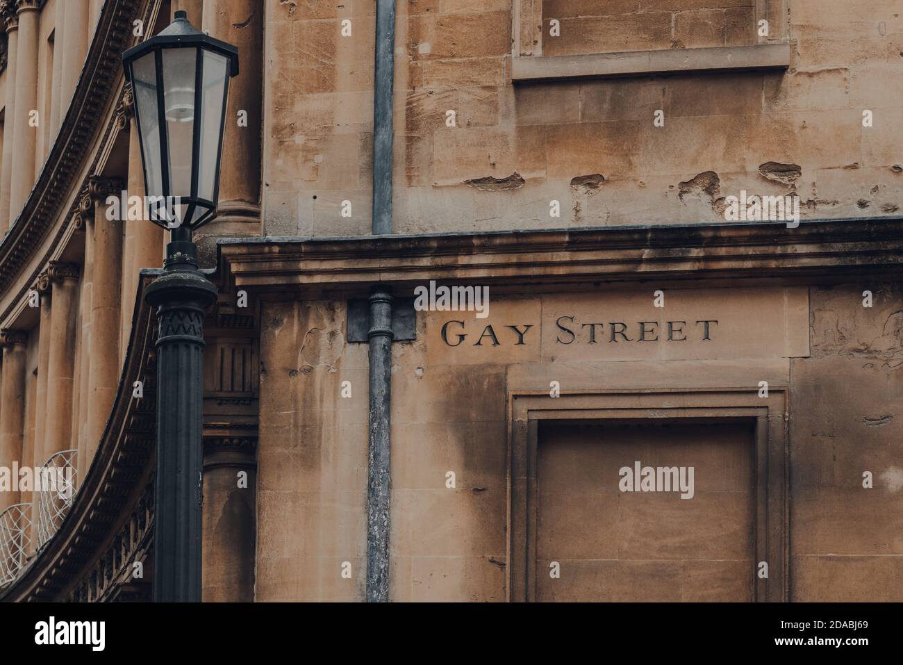 Nahaufnahme eines Straßennamens auf der Gay Street in Bath, Somerset, UK. Stockfoto