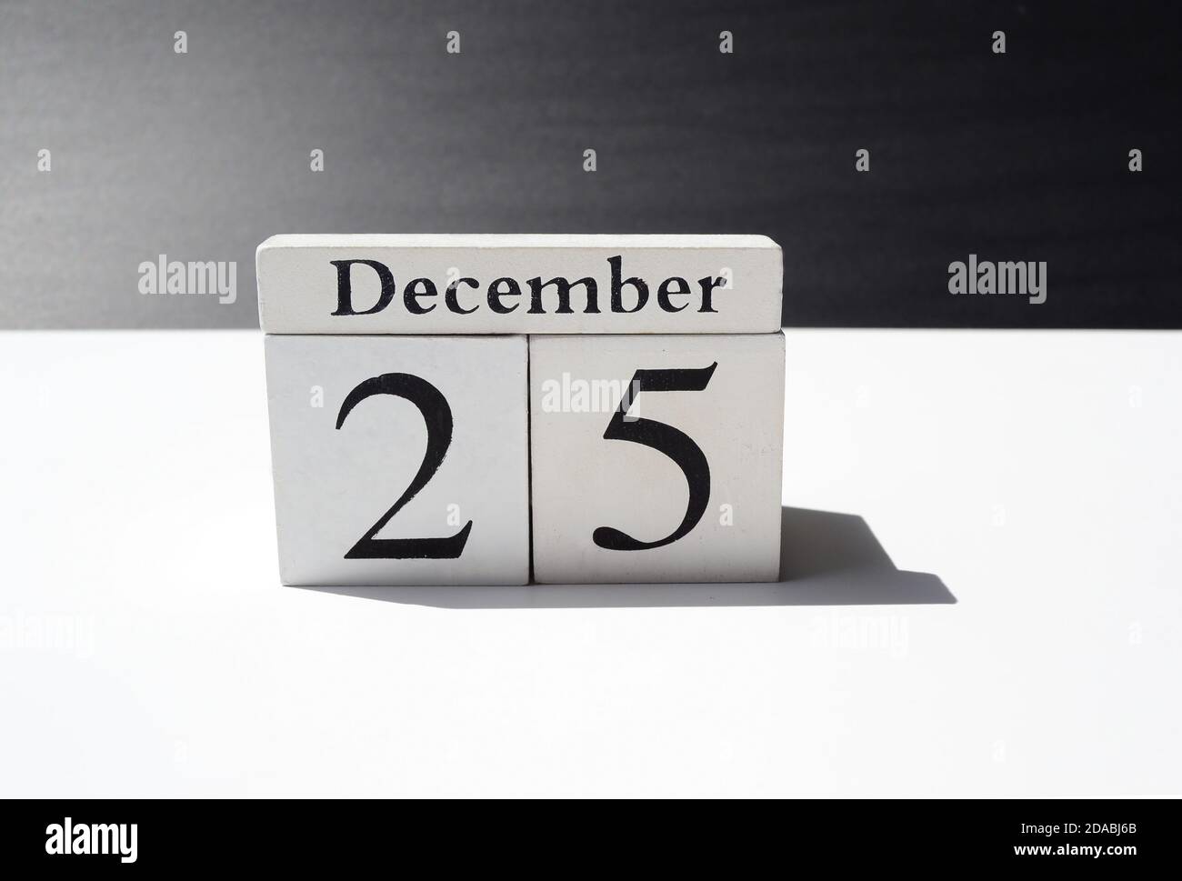 Weißer Würfel Nummer 25 und Dezember mit schwarz und weiß Hintergrund Stockfoto