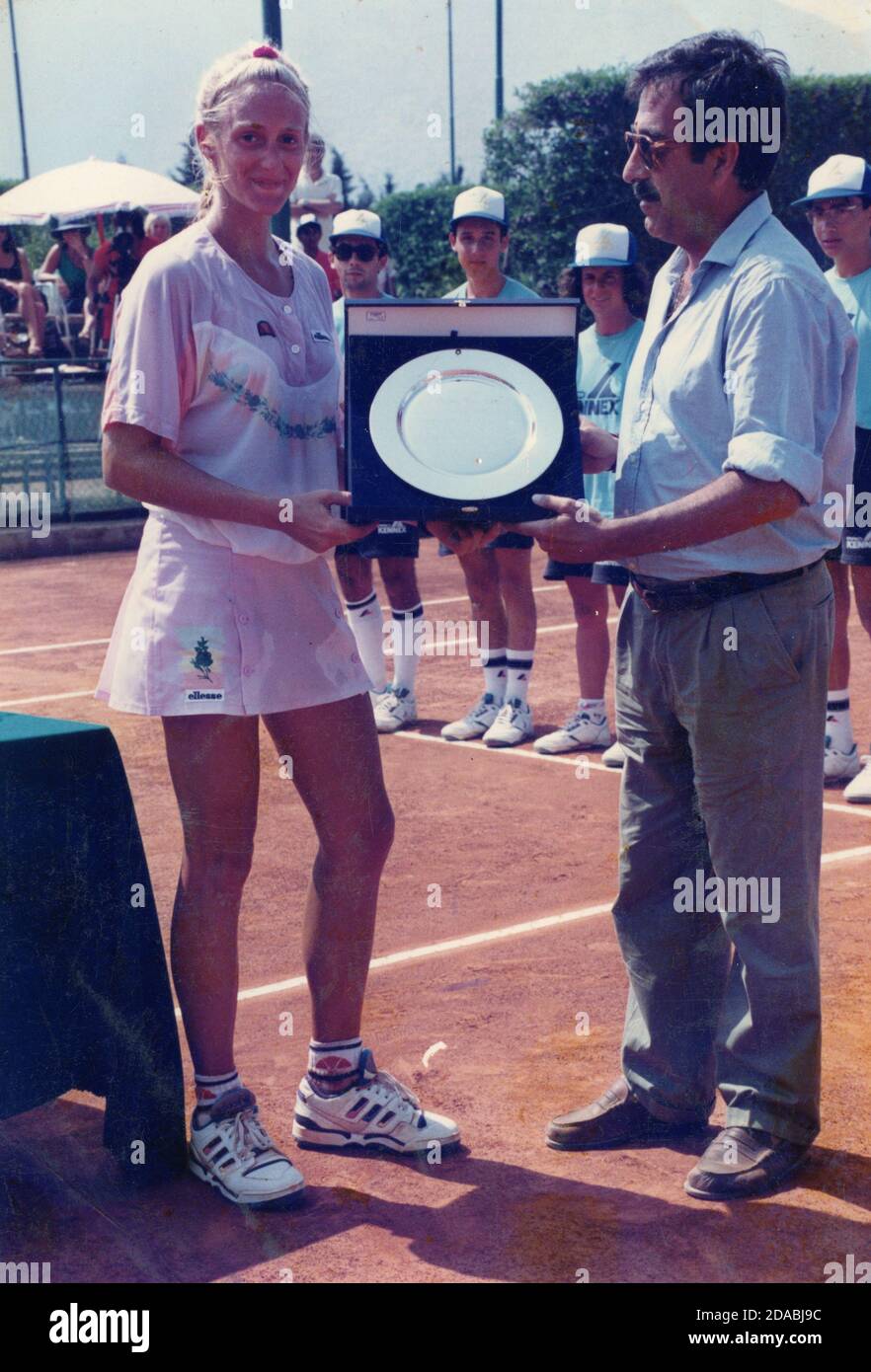 Die kanadisch-amerikanisch-französische Tennisspielerin Mary Pierce erhält einen Preis, 90er Jahre Stockfoto