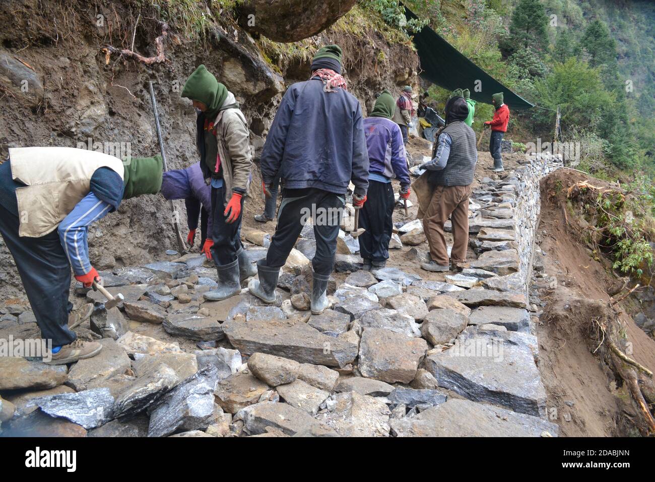 Rudarprayag, Uttarakhand, Indien, April 26 2014, Kedarnath Tempeltrek Sanierung, Wiederherstellung nach Katastrophe. Im Juni 2013 verursachte ein mehrtägiger Wolkenbruch im nordindischen Bundesstaat Uttarakhand verheerende Überschwemmungen und Erdrutsche. Stockfoto