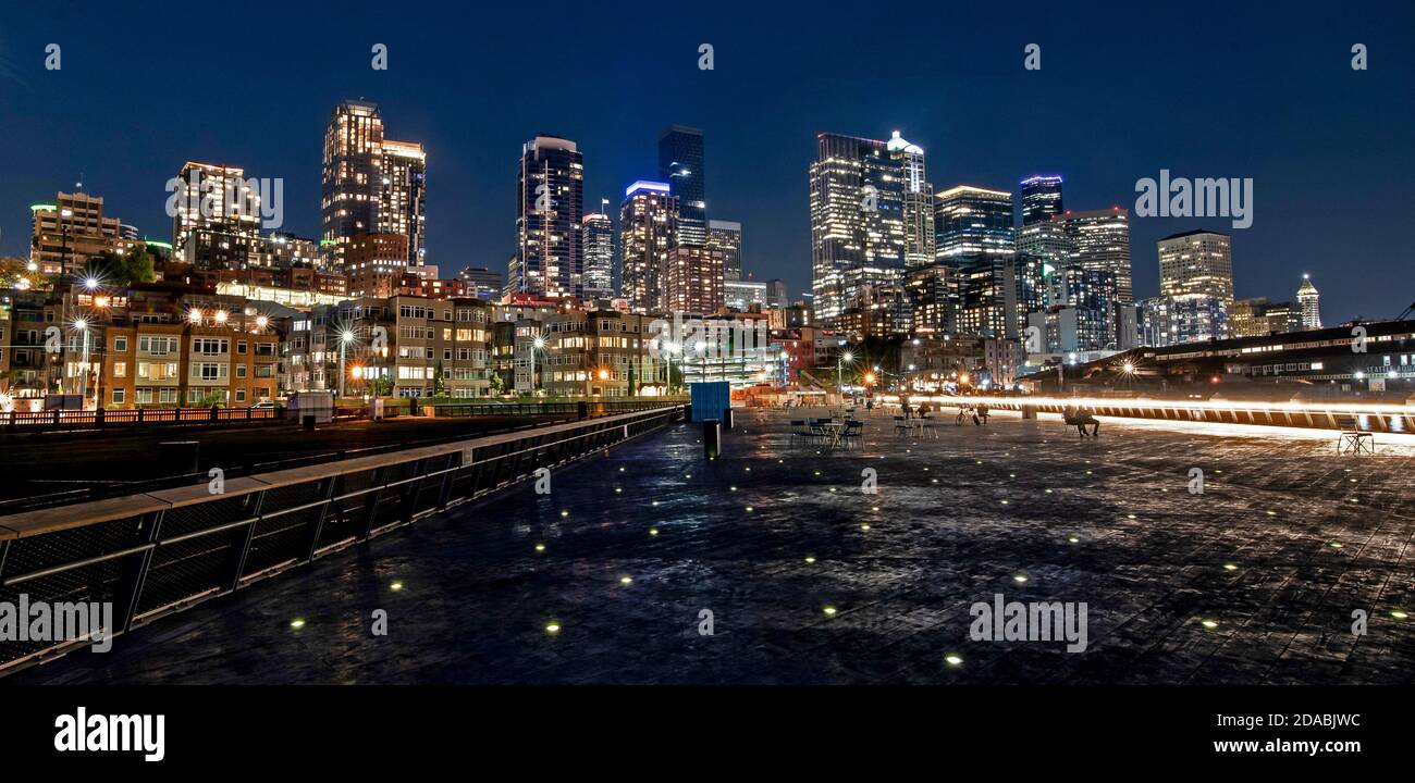 Seattle Skyline vom neuen Waterfront Pier 62 Stockfoto