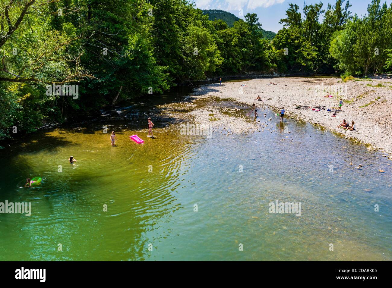 Badegäste im Arga River Park. Irotz, Esteríbar, Navarra, Spanien, Europa Stockfoto