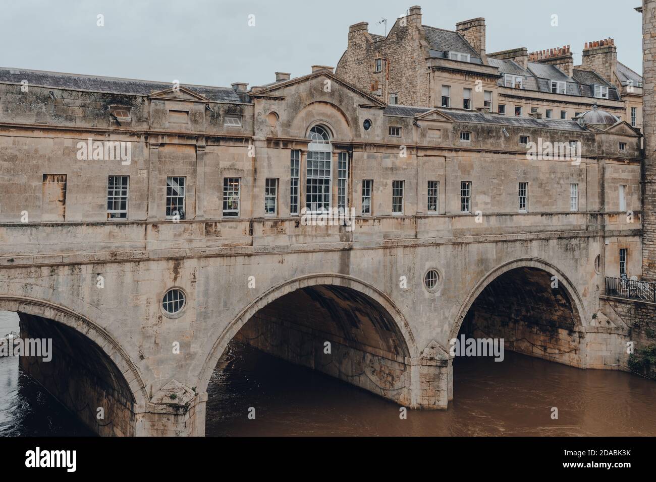 Bath, Großbritannien - 04. Oktober 2020: Blick auf die Pulteney-Brücke über den Fluss Avon, eine von nur vier Brücken der Welt, die Geschäfte über ihre gesamte Spannweite auf beiden haben Stockfoto