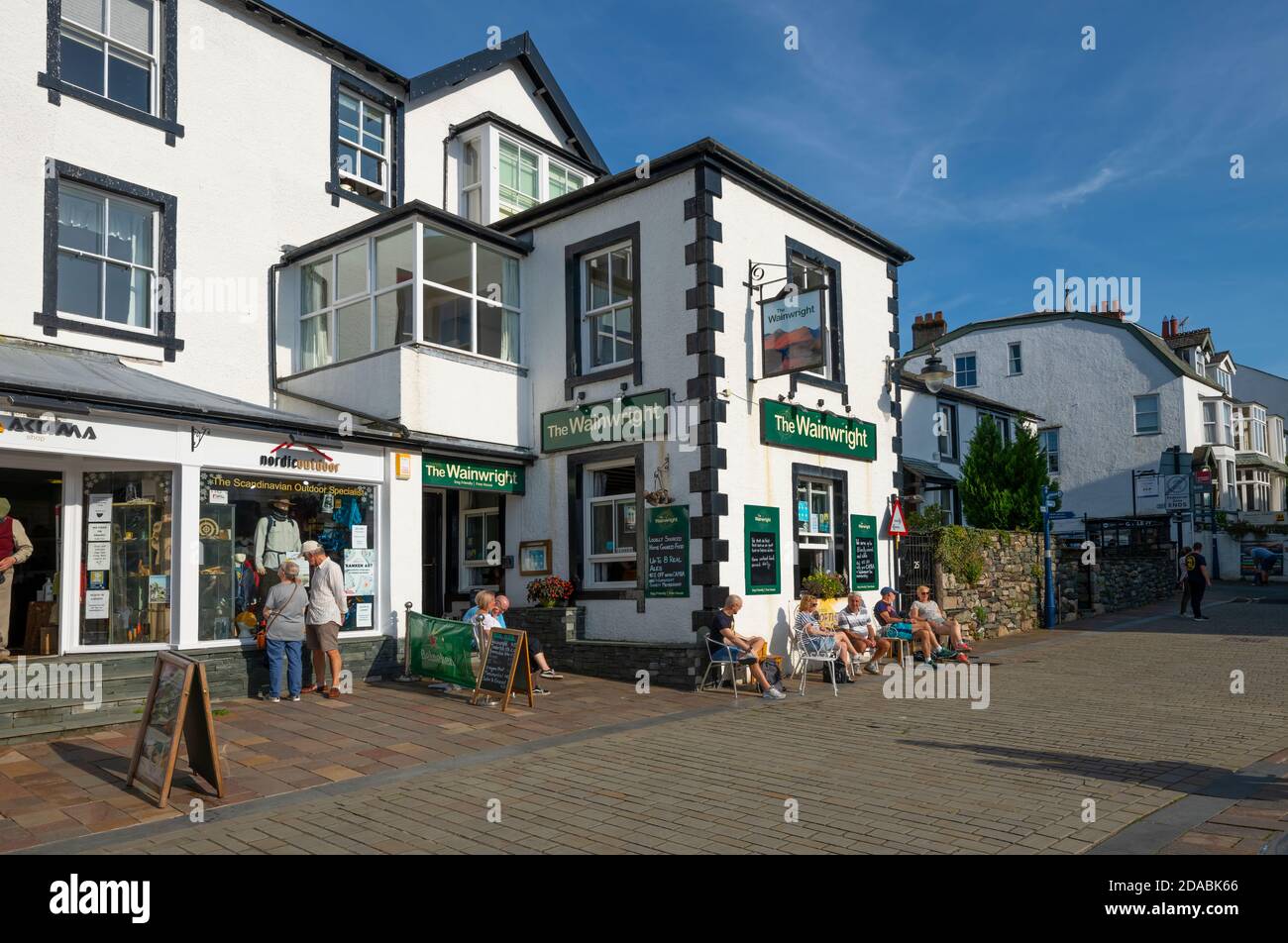 Menschen Touristen Besucher trinken sitzen entspannt sitzen in der Wainwright Inn Pub Bar im Sommer Keswick Lake District Cumbria England Großbritannien Stockfoto