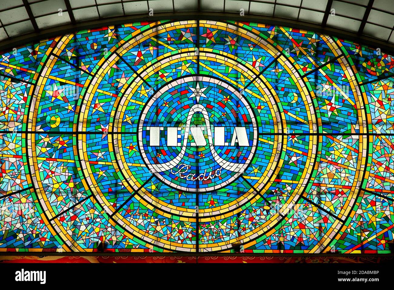 Glasmalerei Tesla Radio Logo in der Světozor Passage in der Nähe des Wenzelsplatzes, Prag, Tschechische Republik. Stockfoto