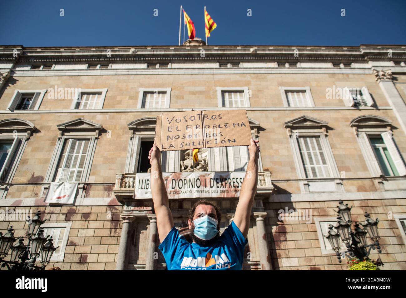 Ein Protestler mit Gesichtsmaske hält während der Demonstration ein Plakat.katalanische Sportverbände und -Organisationen haben in Barcelona demonstriert, um die Wiedereröffnung von Fitnessstudios und Sportanlagen in Katalonien zu fordern. Stockfoto