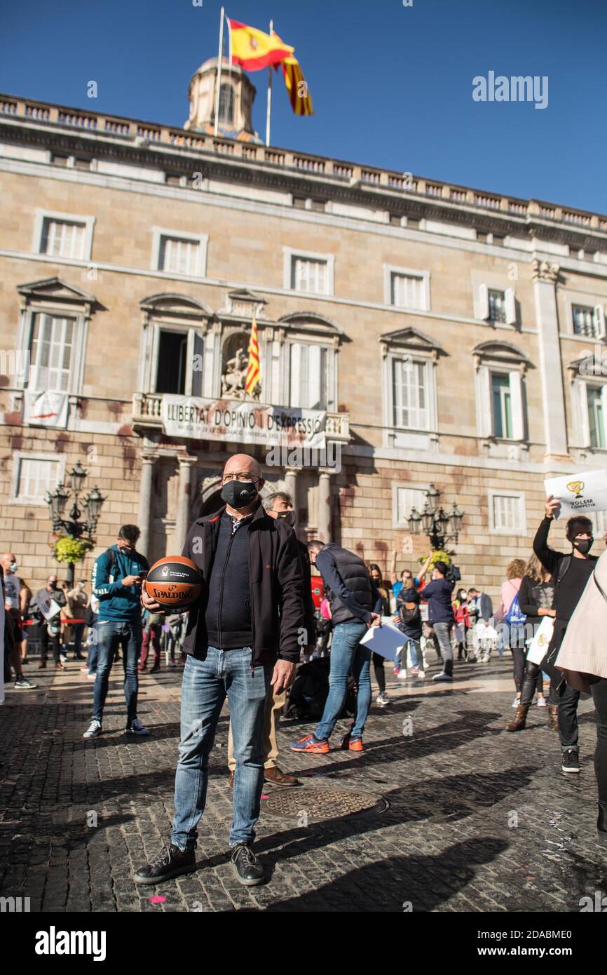 Ein Protestler mit Gesichtsmaske hält während der Demonstration einen Basketball.katalanische Sportverbände und -Organisationen haben in Barcelona demonstriert, um die Wiedereröffnung von Fitnessstudios und Sportanlagen in Katalonien zu fordern. Stockfoto