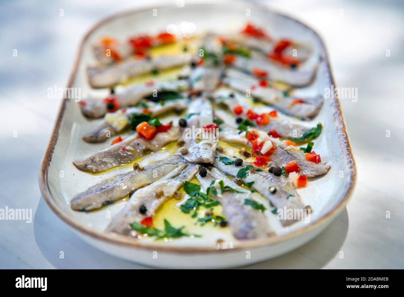 Marinierte Sardellen, ein tolles Ouzo oder Raki 'EZZE' in einem Restaurant (Searocco) in Ierapetra Stadt, Lassithi, Kreta, Griechenland. Stockfoto