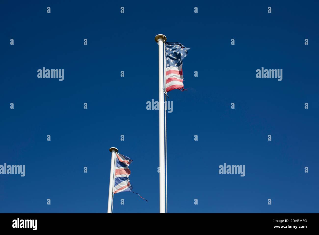 In Fetzen, die Unionsflagge Großbritanniens und die Stars and Stripes der Vereinigten Staaten von Amerika, in einem Transportdepot in Stafford, England Stockfoto