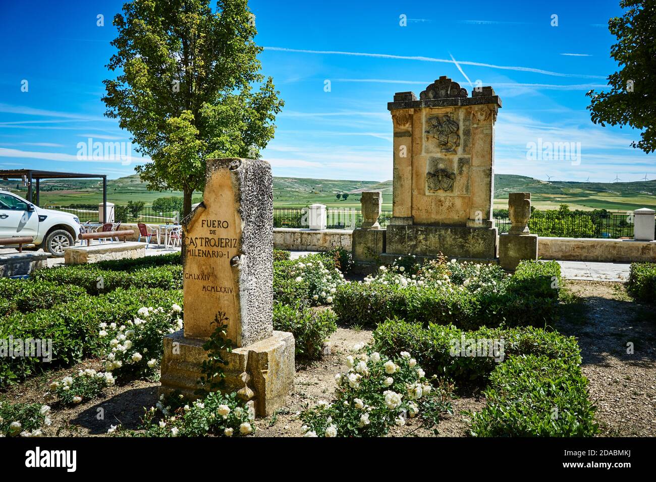 Denkmal für den Fuero de Castrojeriz. Steinmonolith zum Gedenken an den ersten Jahrtausend des Fuero de Castrojeriz, der 924 von Graf Fernán Gonz verliehen wurde Stockfoto