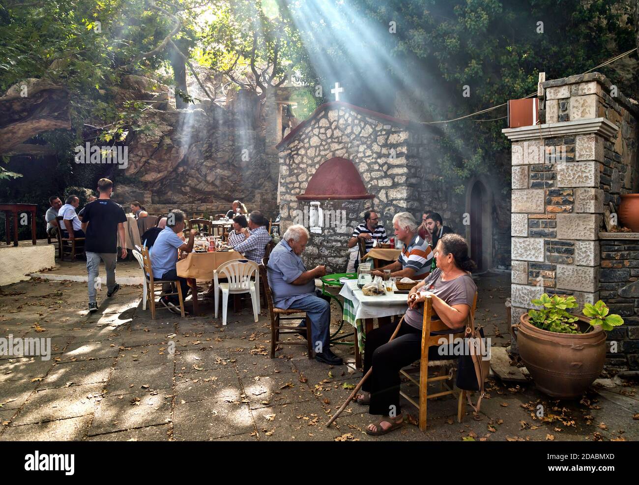 Die kleine Kirche und traditionelle Taverne von Agia Paraskevi, in der Nähe von Christos, einem Bergdorf der Gemeinde Ierapetra, Lassithi, Kreta, Griechenland. Stockfoto