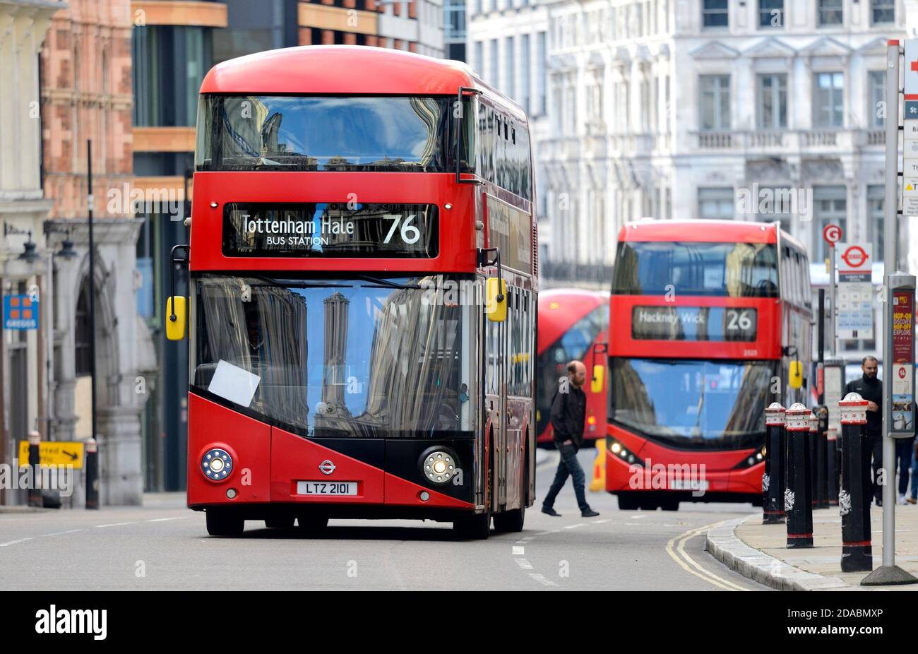 London, England, Großbritannien. Rote Doppeldecker-Londoner Busse fahren Ludgate Hill hinauf in Richtung St. Paul's in der City of London Stockfoto