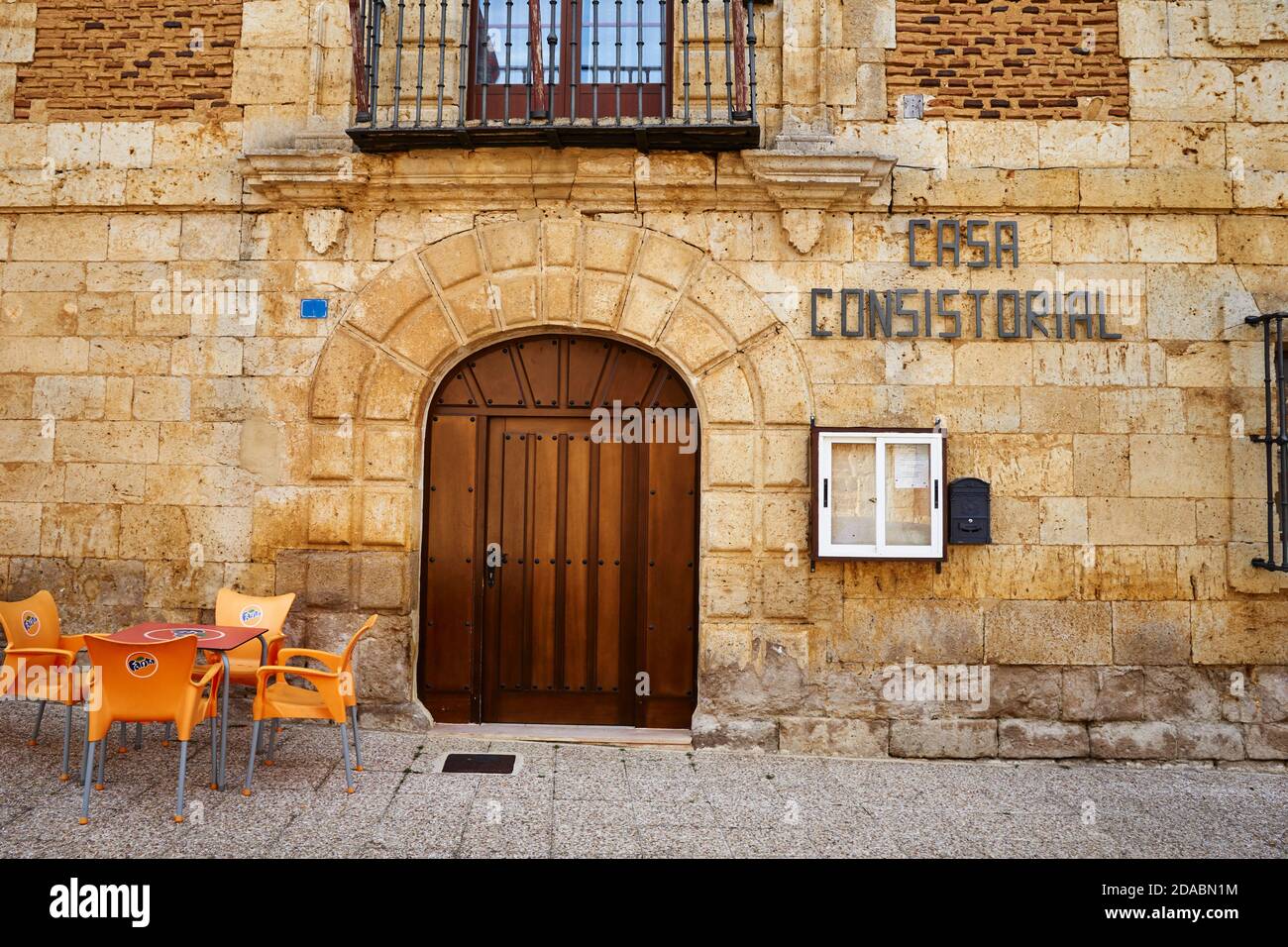 Fassade des Rathauses, traditionelle kastilische Architektur. Población de Campos,Palencia, Kastilien und Leon, Spanien, Europa Stockfoto