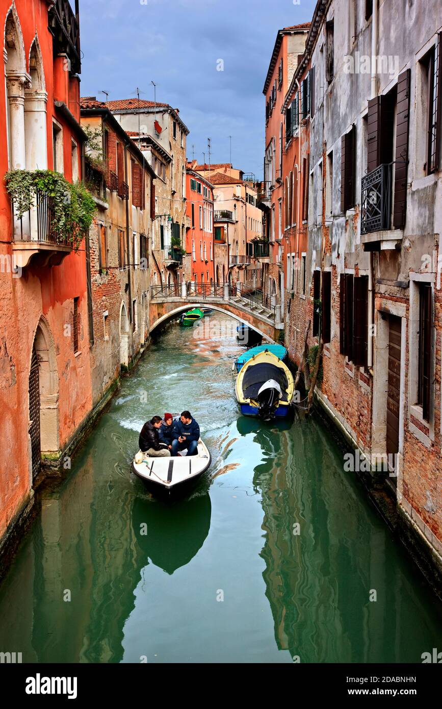 Kanal in Sestiere ('streng') di Dorsoduro, Venedig, Venetien, Italien. Stockfoto