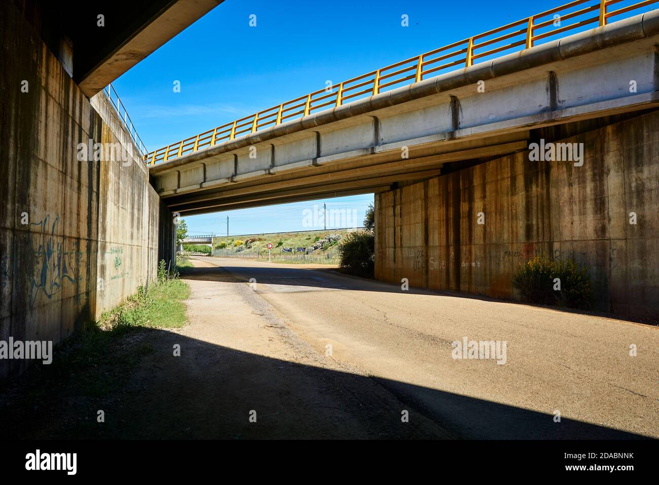 Der Weg kreuzt ein Viadukt der AUTOBAHN A-231. Französischer Weg, Jakobsweg. In der Nähe von El Burgo Ranero, León, Kastilien und Leon, Spanien, Europa Stockfoto