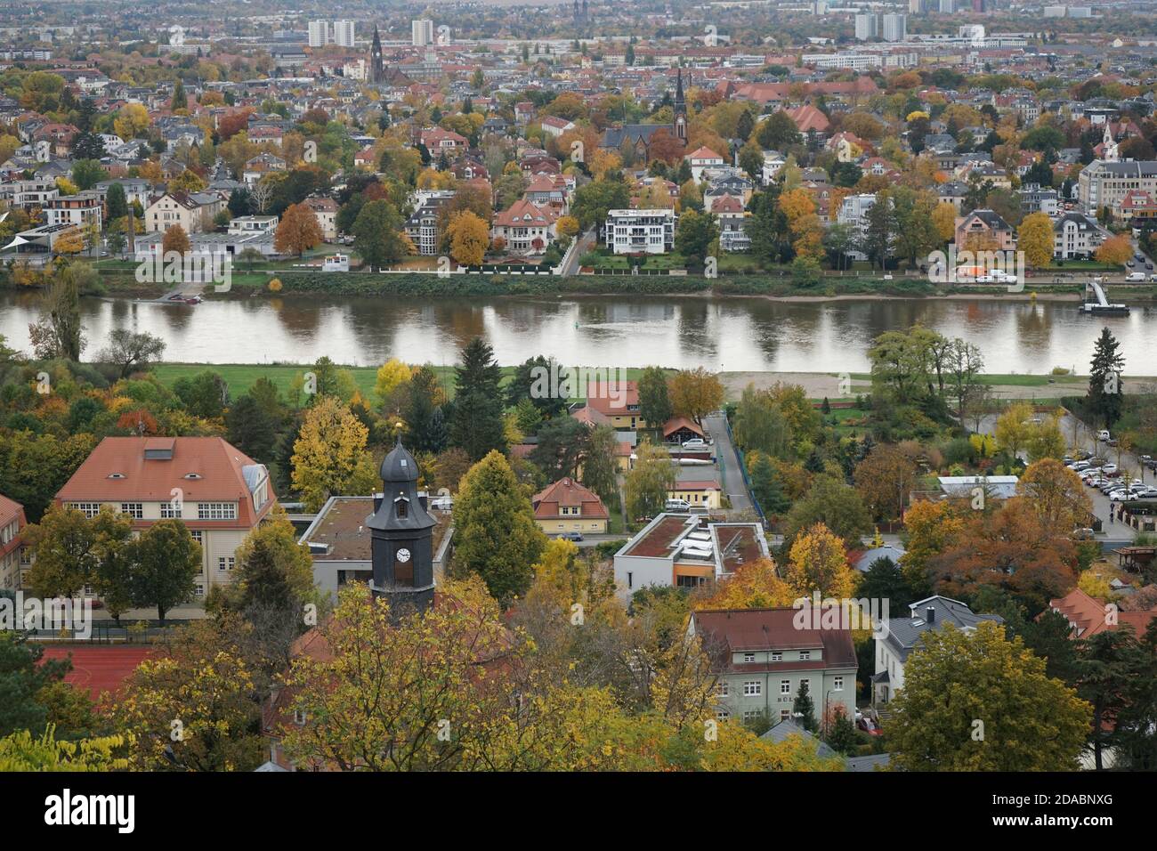 Die Elbe in der Mitte teilt die Stadt Dresden In die Bezirke Blasewitz und Loschwitz Stockfoto