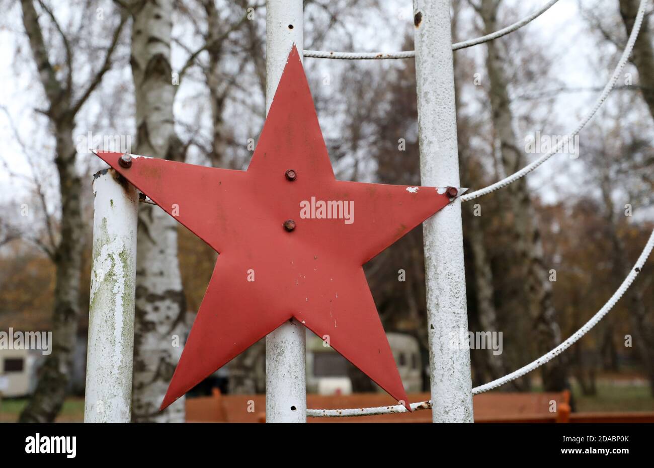 11. November 2020, Mecklenburg-Vorpommern, Ribnitz-Damgarten: Ein roter Stern der sowjetischen Truppen auf dem ehemaligen Militärflugplatz Pütnitz, der seit dem Abzug der Luftwaffe der russischen Garde im April 1994 abgebrüht ist. Auf der Halbinsel Saaler Bodden, die seit 1935 für militärische Zwecke genutzt wird, soll auf 120 Hektar ein Center Parcs Komplex mit 600 Ferienhäusern und Wohnungen errichtet werden. Weitere Partner wie das Technikmuseum Pütnitz, das Pangea-Festival, ein Reittourismusunternehmen und eine Marina sollen ebenfalls ihre Aktivitäten erweitern oder dorthin umziehen. Foto: Bernd Wüstn Stockfoto
