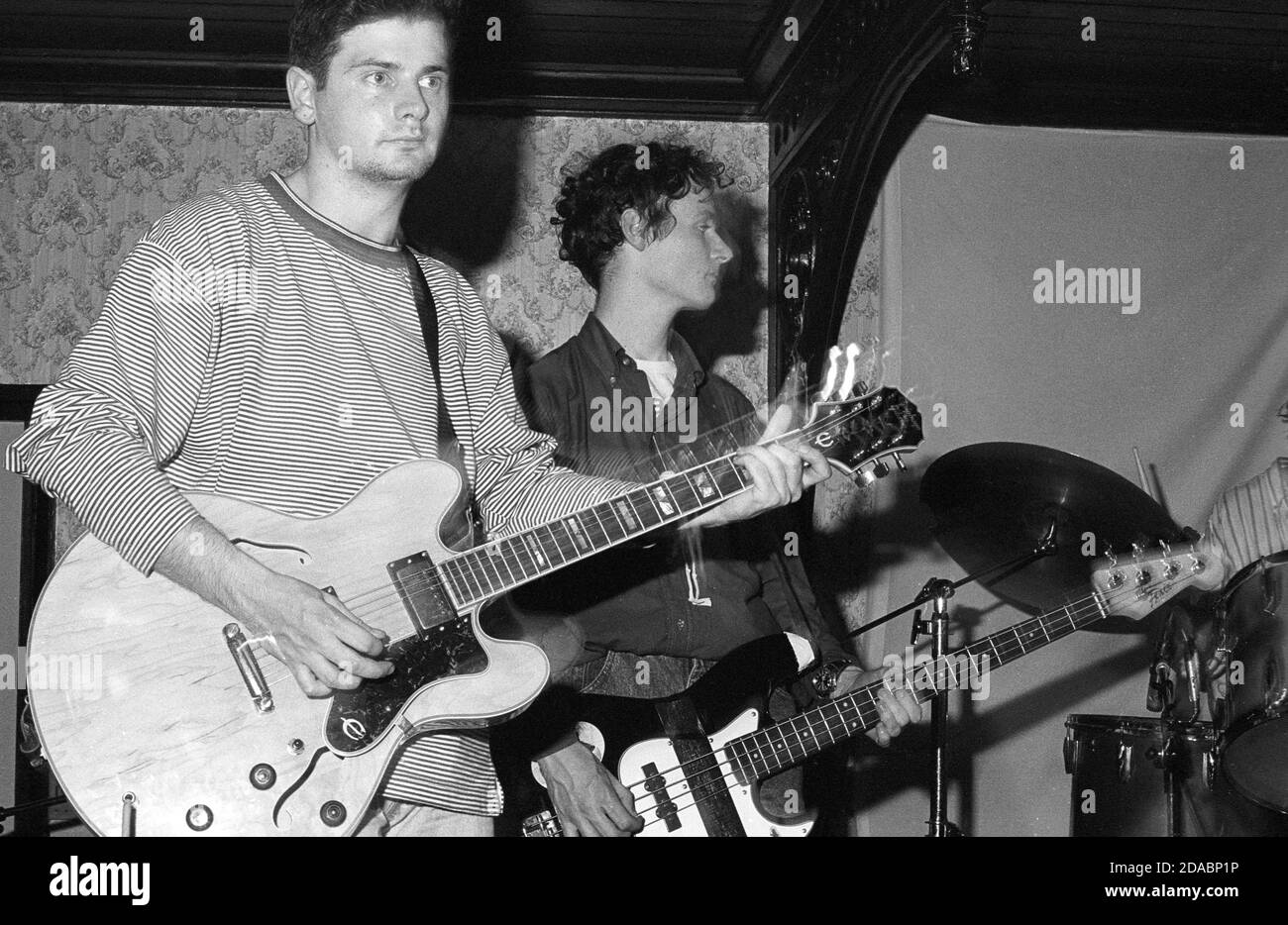 Monochrom-Bild von Gordon Keen und Gerard Love of Glasgow Indie-Band BMX Bandits, die 1990 in Esquires, Bedford, Großbritannien, auftrat. Stockfoto