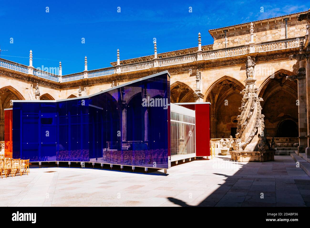 Kulturelle Aktivitäten im Kreuzgang der Kathedrale von León. Die gotische Kathedrale von León, auch Haus des Lichts oder Pulchra Leonina genannt. Französisch Wa Stockfoto