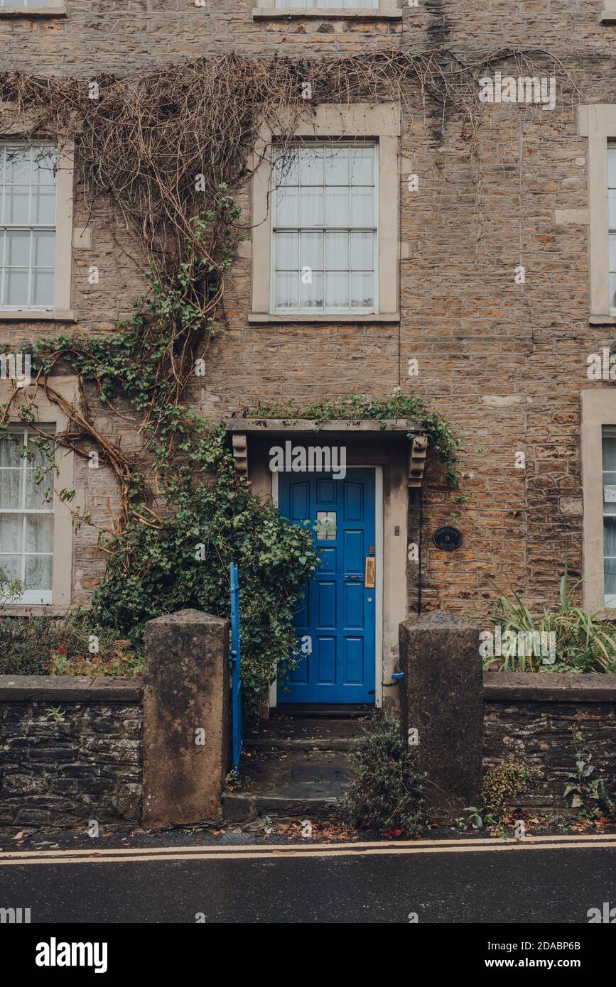 Frome, UK - 04. Oktober 2020: Hellblaue Eingangstür auf einem traditionellen Steinterrassenhaus in Frome, einer Marktstadt in der Grafschaft Somerset, UK, famo Stockfoto